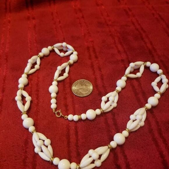 Vintage Trifari signed White bead necklace with gold beads - Picture 3 of 3